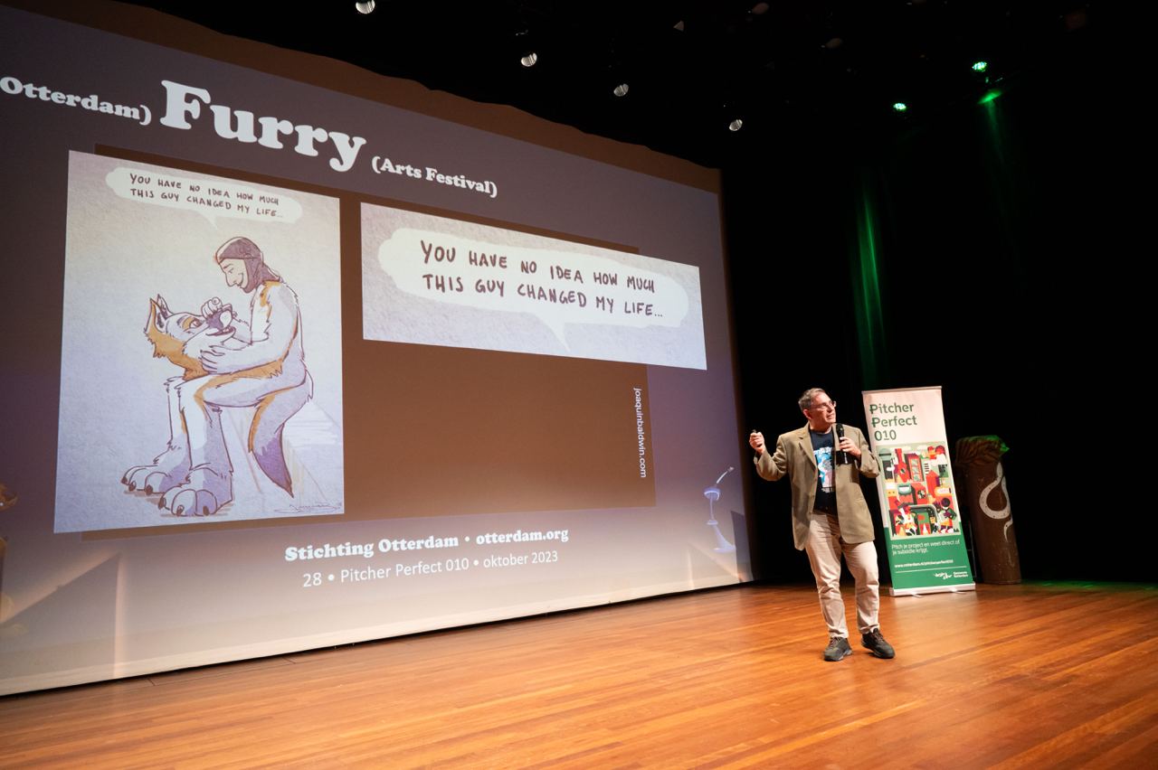 Stichting Otterdam's voorzitter giving a presentation about furry arts